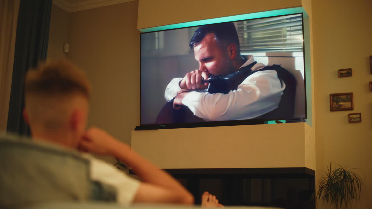 집에서 영화를 보는 것