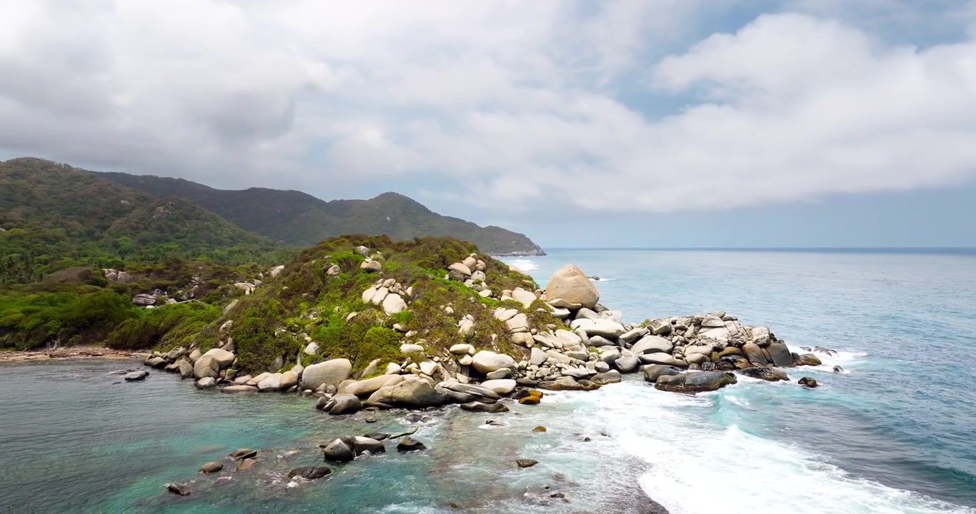 Toàn cảnh từ trên cao bờ biển lởm chởm tại Vườn quốc gia Tayrona, Colombia