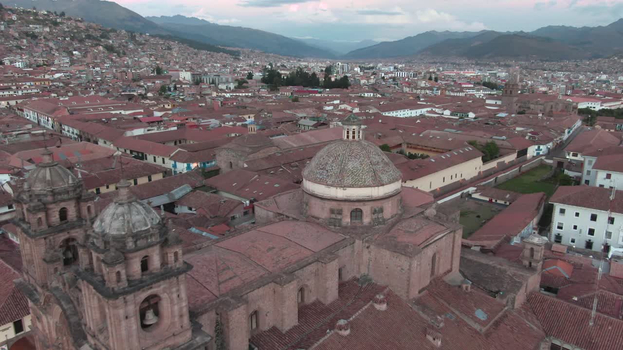 코로나바이러스 봉쇄 기간 동안 페루 쿠스코의 아르마스 광장에서 예수회 교회에 대한 4k 주간 공중 드론 영상