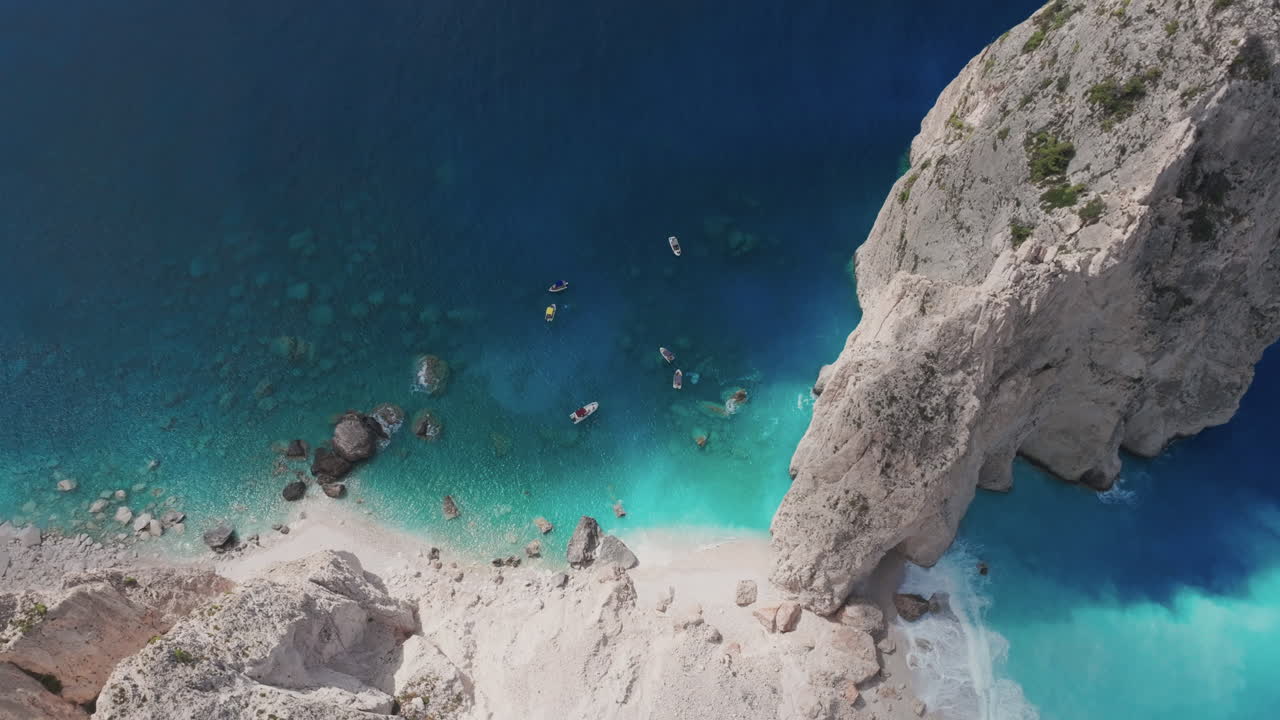 그리스 의 자킨토스 섬 의 절벽  ⁇  에 있는 파란 물 에 있는 배 들 의 위쪽 모습