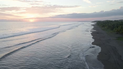 Luftaufnahme-über-Die-Küste-Und-Surfen-Am-Sandstrand-Von-Playa-Bandera-In-Costa-Rica