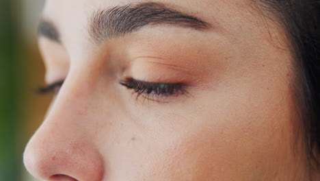 close-up van het oog van een vrouw.