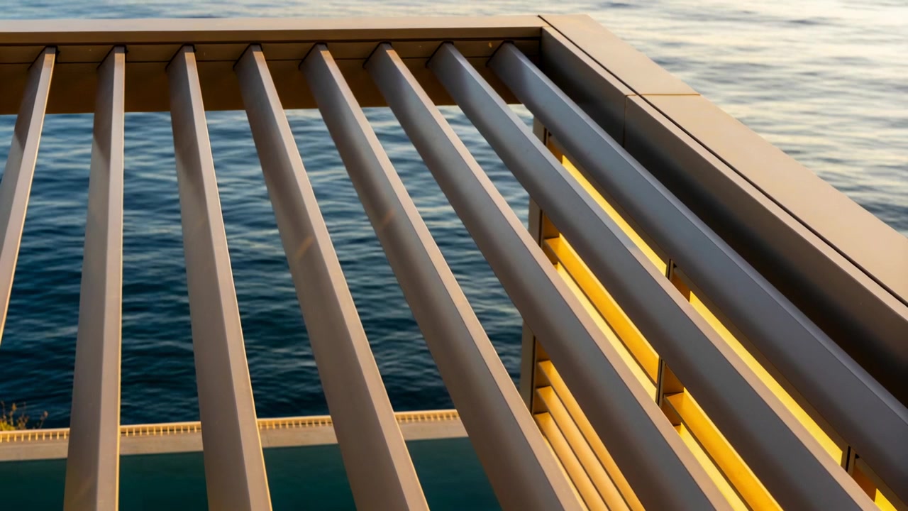 Çatı terasında çizgiler oluşturan çerçeveli çıtalı pergola, değişen güneş ışığı, dalgalanan deniz