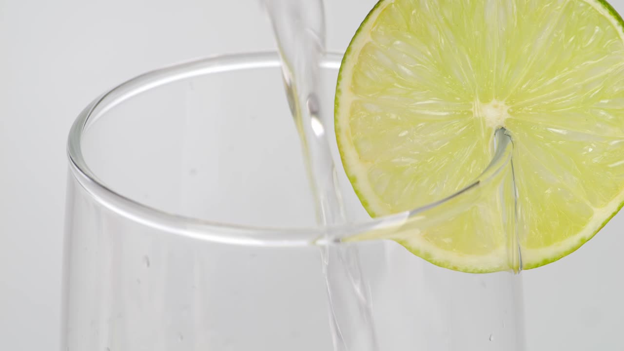 얼음과 함께 라임 소다 물