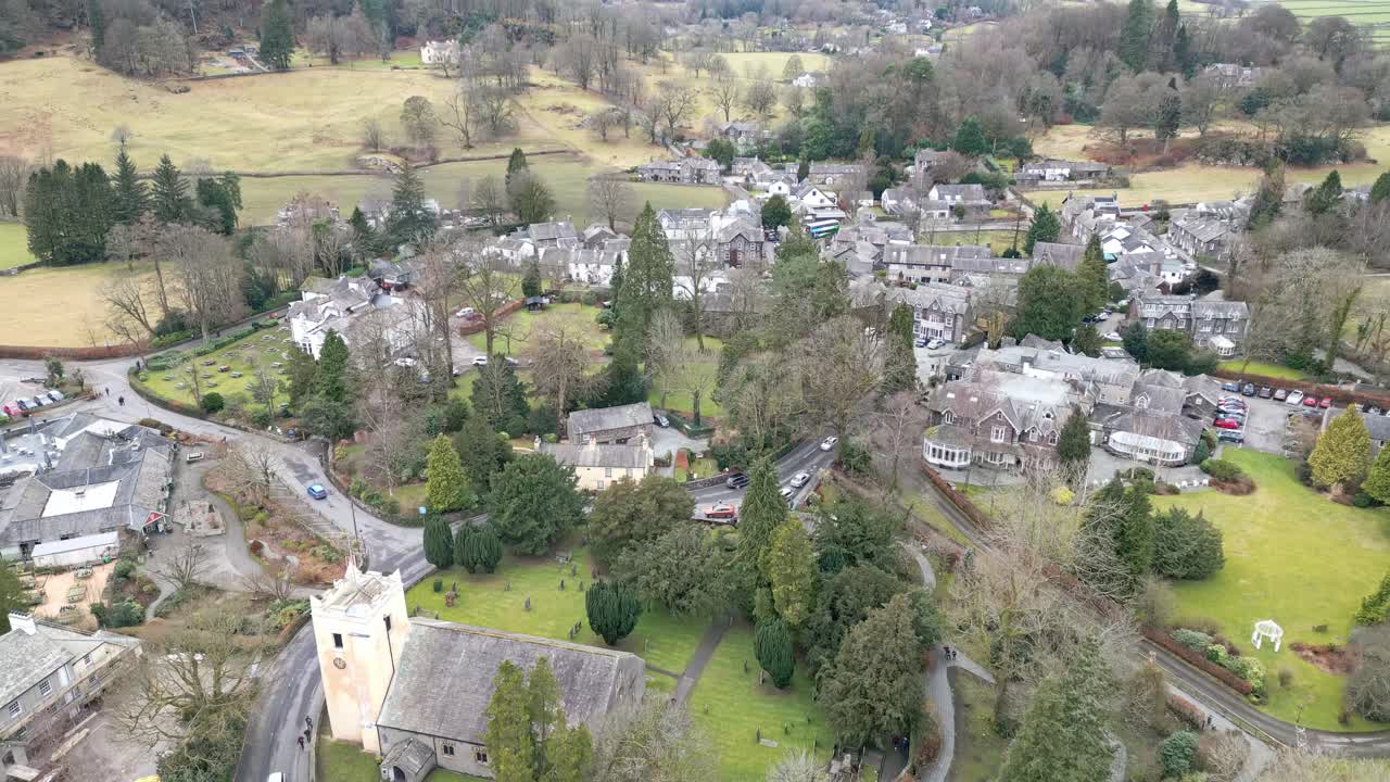 video 4k del parque nacional del distrito de los lagos filmaciones de video aéreo de drones cinematográficos de grasmere vlllage, probablemente el pueblo turístico más popular de cumbria