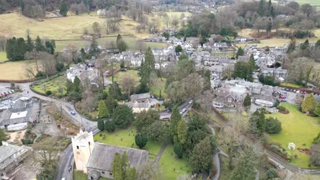 Video-4k-Del-Parque-Nacional-Del-Distrito-De-Los-Lagos-Filmaciones-De-Video-Aéreo-De-Drones-Cinematográficos-De-Grasmere-Vlllage,-Probablemente-El-Pueblo-Turístico-Más-Popular-De-Cumbria