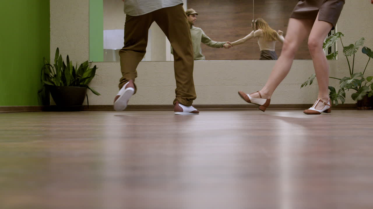 스윙 레슨을 받는 사람들