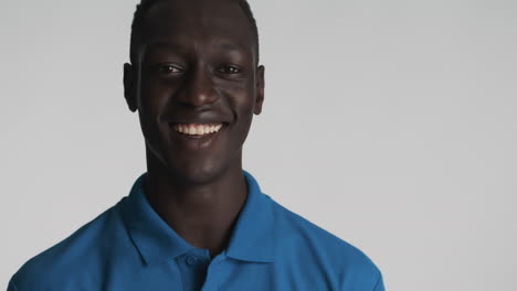 un hombre afroamericano con un fondo gris.