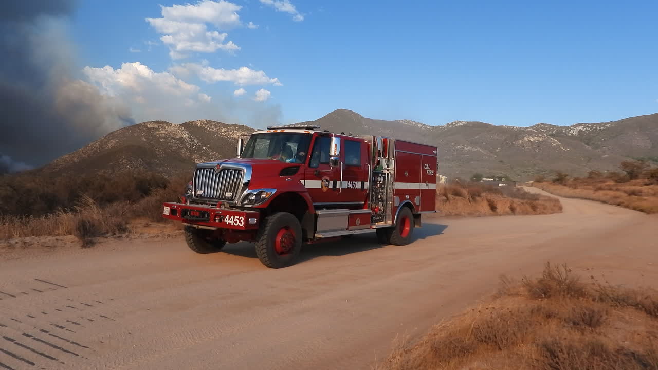 camión de bomberos a toda velocidad en un camino de tierra
