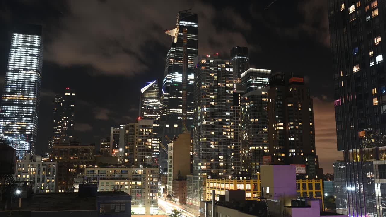 midtown manhattan nyc timelapse, hells kitchen al área de hudson yards con increíble movimiento de nubes