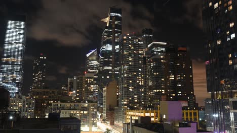 Midtown-Manhattan-Nyc-Timelapse,-Hells-Kitchen-Al-área-De-Hudson-Yards-Con-Increíble-Movimiento-De-Nubes