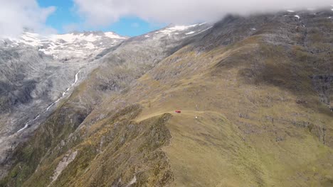 Vista-Aérea-De-Brewster-Hut-En-El-Parque-Nacional-De-Monte-Aspirante-En-Otago,-Nueva-Zelanda