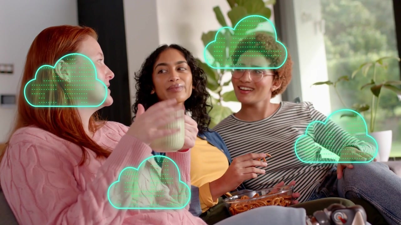Amici seduti sul divano si passano il telecomando, sorseggiando da tazze, generando nuvole color ottanio che si collegano alle mani per i contenuti multimediali.