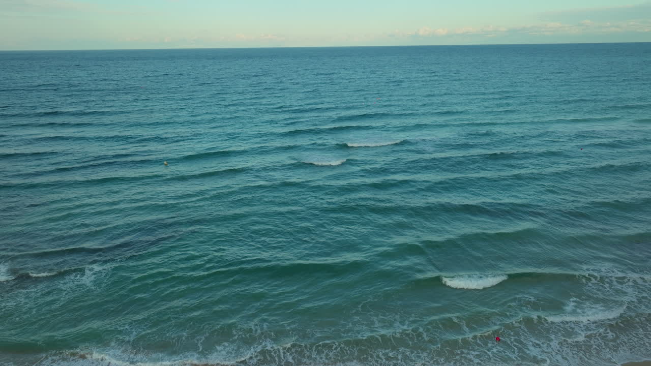 Onde calme nel mare, sfondo naturale rilassante