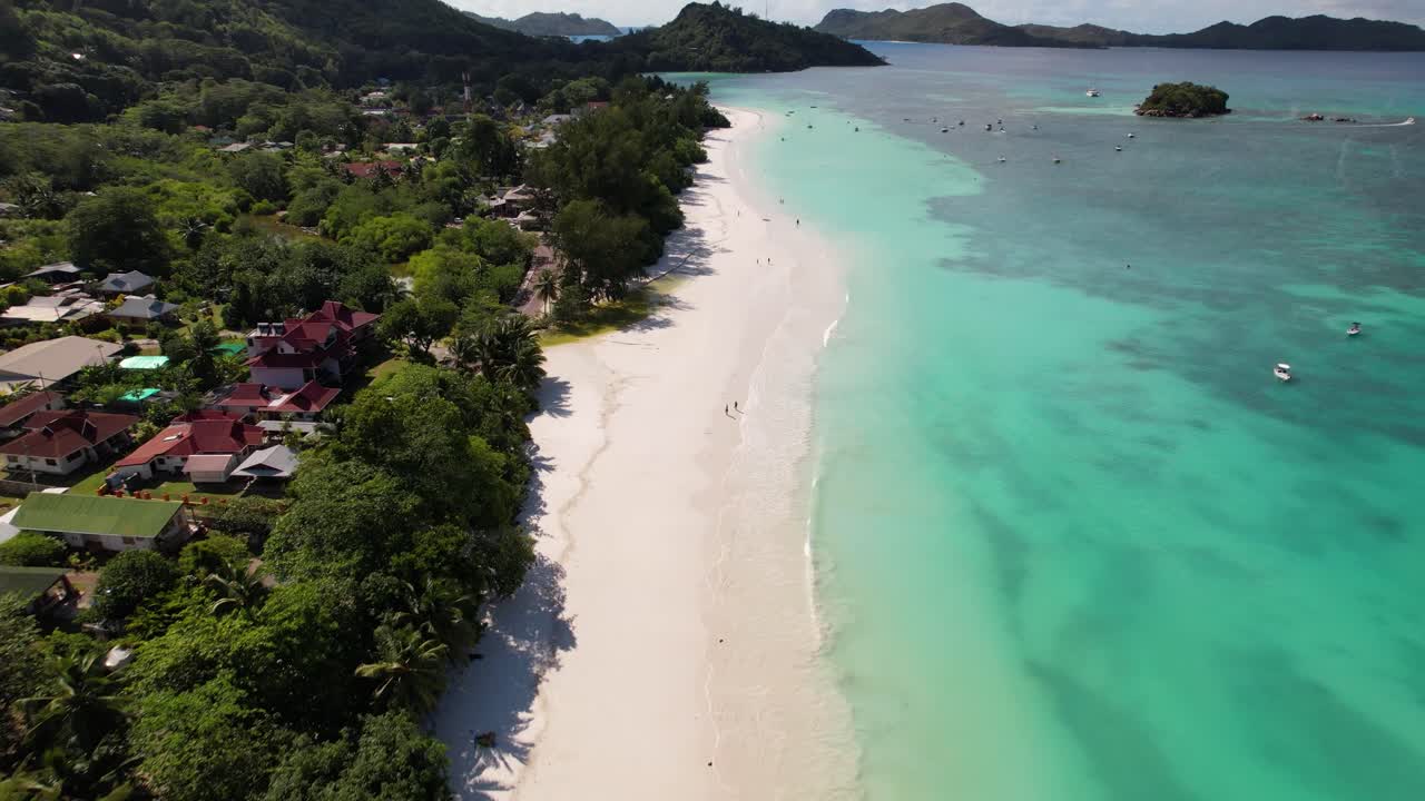 vuelo de aviones no tripulados a lo largo de una playa en las seychelles