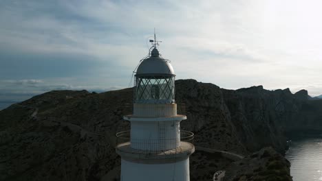 el icónico faro de cap de formentor con espectaculares acantilados, montañas y formaciones rocosas al atardecer