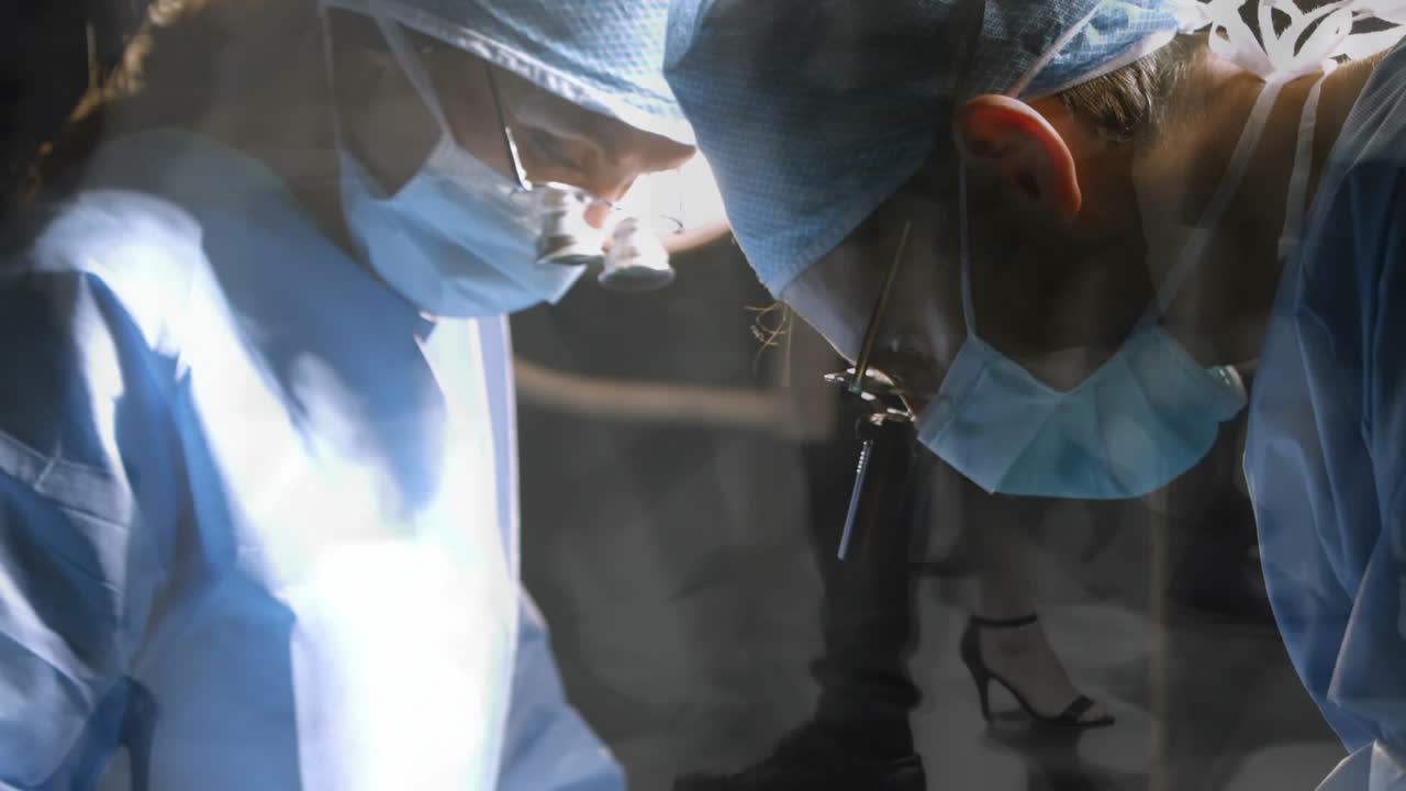 cirujanos masculinos y femeninos con binoculares realizando cirugías contra el lapso de tiempo de las personas que caminan