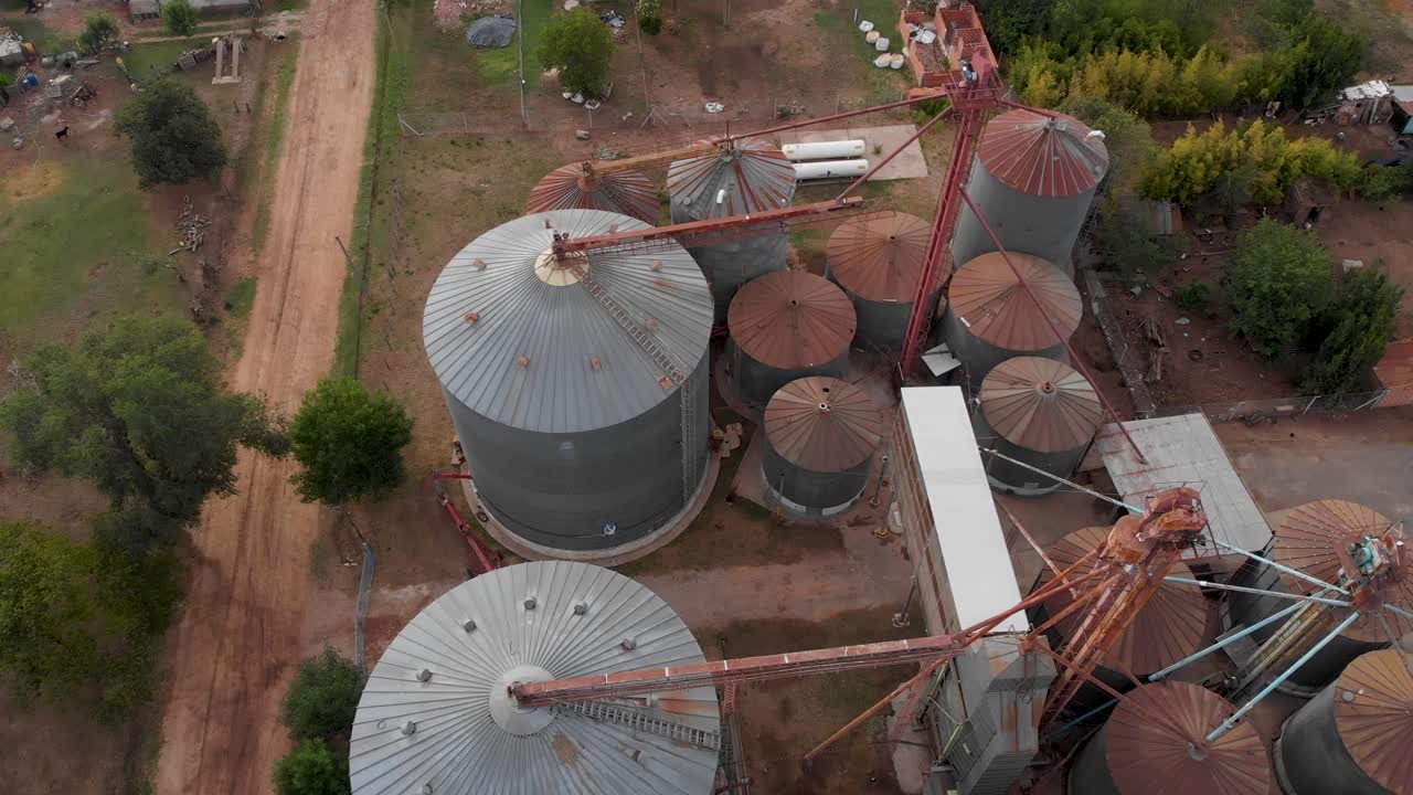 vuelo de drones directamente sobre silos de tanques de almacenamiento