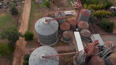 vuelo de drones directamente sobre silos de tanques de almacenamiento