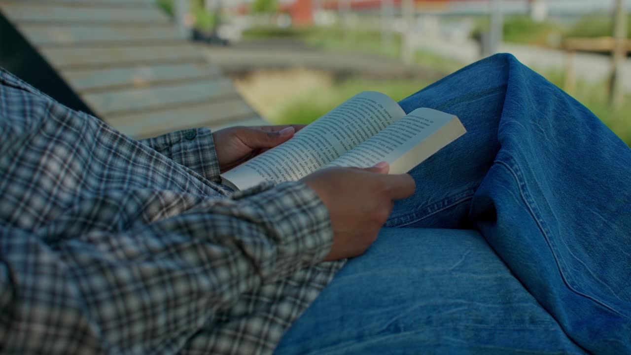 Person, die im Freien ein Buch liest