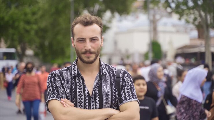 Giovane uomo di successo per strada