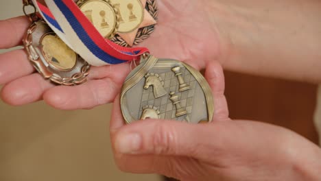manos con medallas de ajedrez