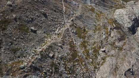 Droneshot-Que-Va-Desde-Abajo-Hasta-La-Cima-De-La-Montaña