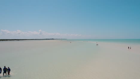 Drone-Volando-Sobre-Personas-Caminando-En-El-Agua