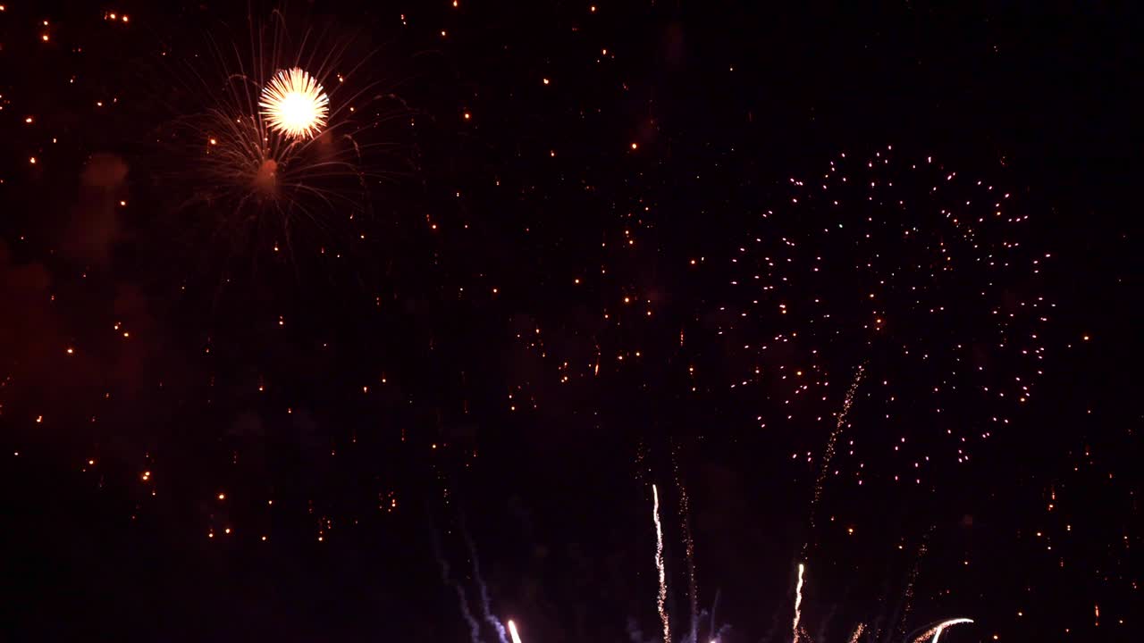 hermosa exhibición de trabajo de fuego colorido por la noche para la celebración en el festival