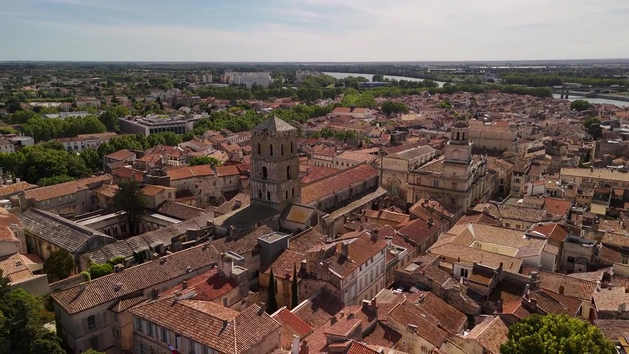 Arles, città storica della Francia meridionale. Campanile della Chiesa romanica di San Trofimo, ripresa aerea con drone.