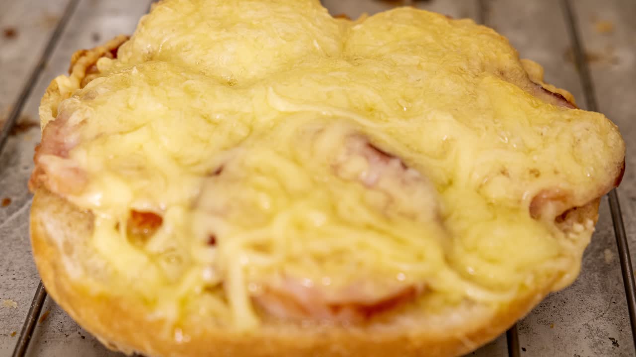 primer plano de lapso de tiempo de fusión de queso en un brindis