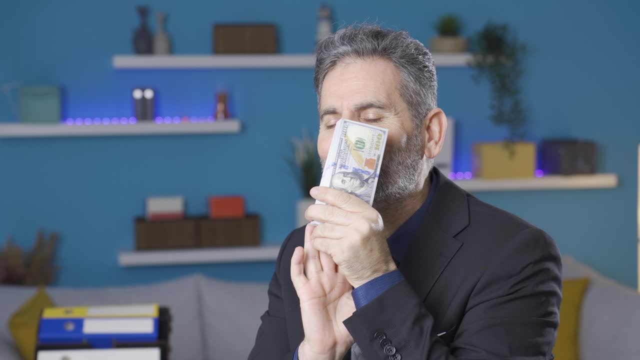 돈을 좋아하는 성숙한 사업가입니다. 돈과 승리를 사랑하는 사람입니다.