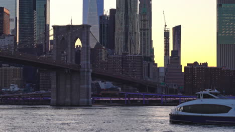 der east river trennt manhattan von brooklyn und queens.