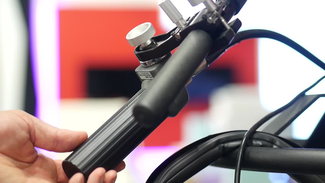 primer plano de un anillo de enfoque de seguimiento profesional operado en una cámara de estudio