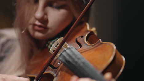 La-Joven-Estudiante-Violinista-Está-Practicando-Tocar-El-Violín.-El-Primer-Plano-Del-Viejo-Violín-En-Manos-De-Una-Mujer-Músico-Está-Ensayando.