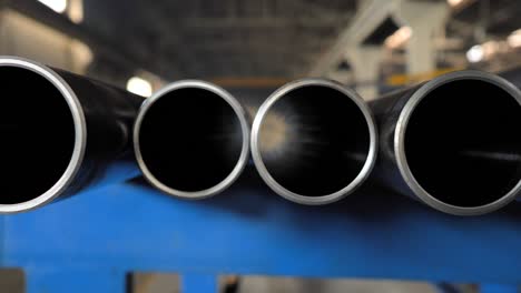tuberías metálicas en el almacén, filas de tuberías metalicas en el depósito industrial, interior industrial,