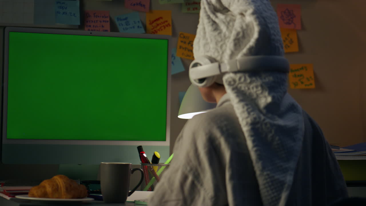 익명의 프리랜서가 집에서 몸을 는 뒷면. 음악을 즐기는 활발한 소녀