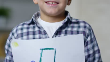 niño de escuela primaria mostrando una imagen