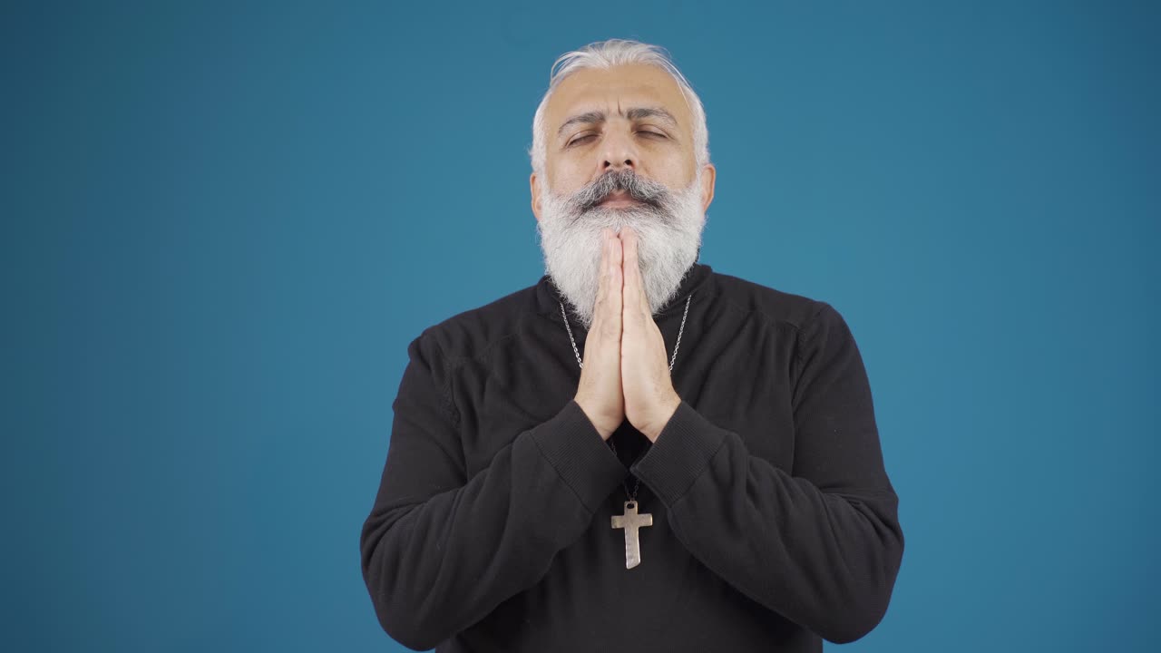 기독교 십자가 목걸이 남자들이 기도하고, 하나님께 최선을 다합니다.