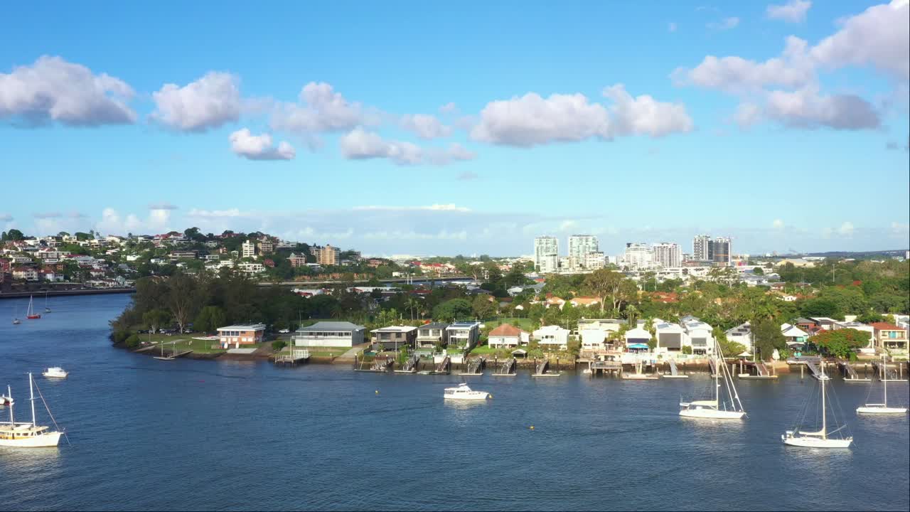 아름다운 푸른 하늘, 퀸즐랜드, 호주와 화창한 날에 브리즈번 강 굴곡과 강변 불림바 주거 지역, 도심 교외를 캡처하는 공중 고도 샷