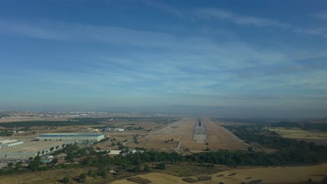 Immersive-Piloten-POV-Hyperlapse,-Echte-Landeaufnahme-Aus-Einem-Jet-Cockpit-Auf-Der-Landebahn-Des-Flughafens-Madrid