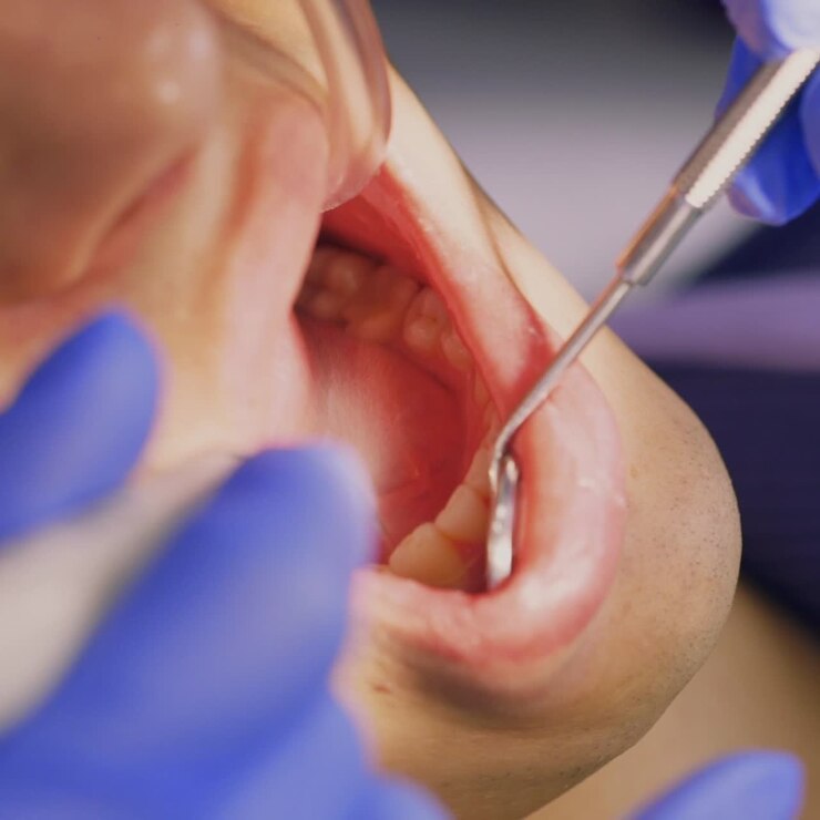Un dentista orienta la lampada verso il paziente 2