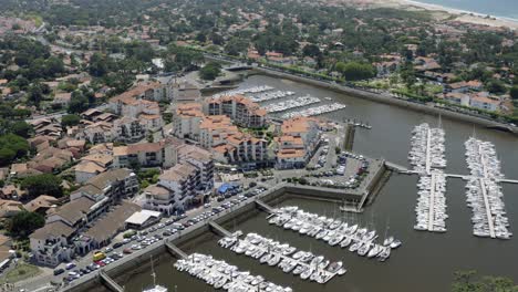 Drohnenaufnahmen-Der-Französischen-Hafenstadt-Capbreton-In-Der-Region-Aquitanien-Im-Süden-Frankreichs