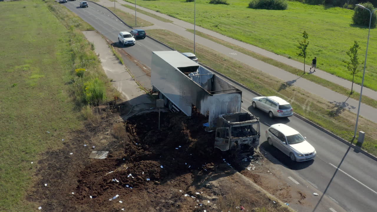큰 화재 피해를 입은 흰색 트럭의 푸시인, 팬다운 뷰