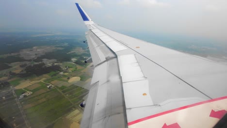 El-Vuelo-Desciende-Lentamente-Desde-El-Aterrizaje-En-El-Aeropuerto-Internacional-Chatrapati-Shivaji-Maharaj-En-La-Ventana-Pov-Del-Ala-De-Mumbai