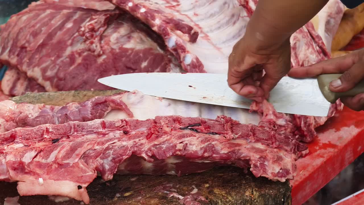 sacrificar costillas de cerdo en un mercado