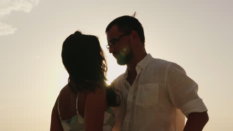Silhouettes-Of-Man-And-Woman-Kissing-Against-The-Sky-In-A-Hot-Sunny-Day-Hd-Video