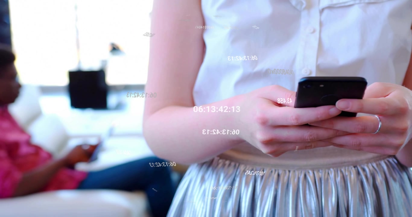 Una donna che tocca lo schermo dello smartphone, sblocca un'app e mostra visualizzazioni di dati con codici fluttuanti