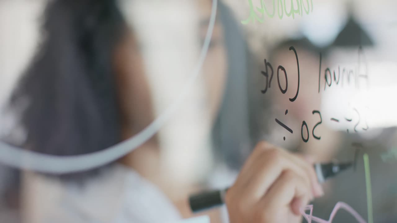 바쁜 다양한 캐주얼 비즈니스 동료들이 벽에 메모를 작성하고, 사무실에서 브레인스토밍하고, 슬로우 모션