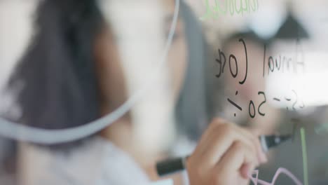varios colegas de negocios ocupados haciendo notas en la pared, lluvia de ideas en la oficina, cámara lenta